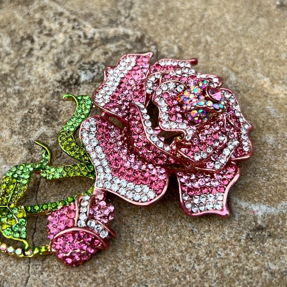 Luscious rose & rosebud in various shades of pink crystals galore New w/o tags - Picture 4 of 8